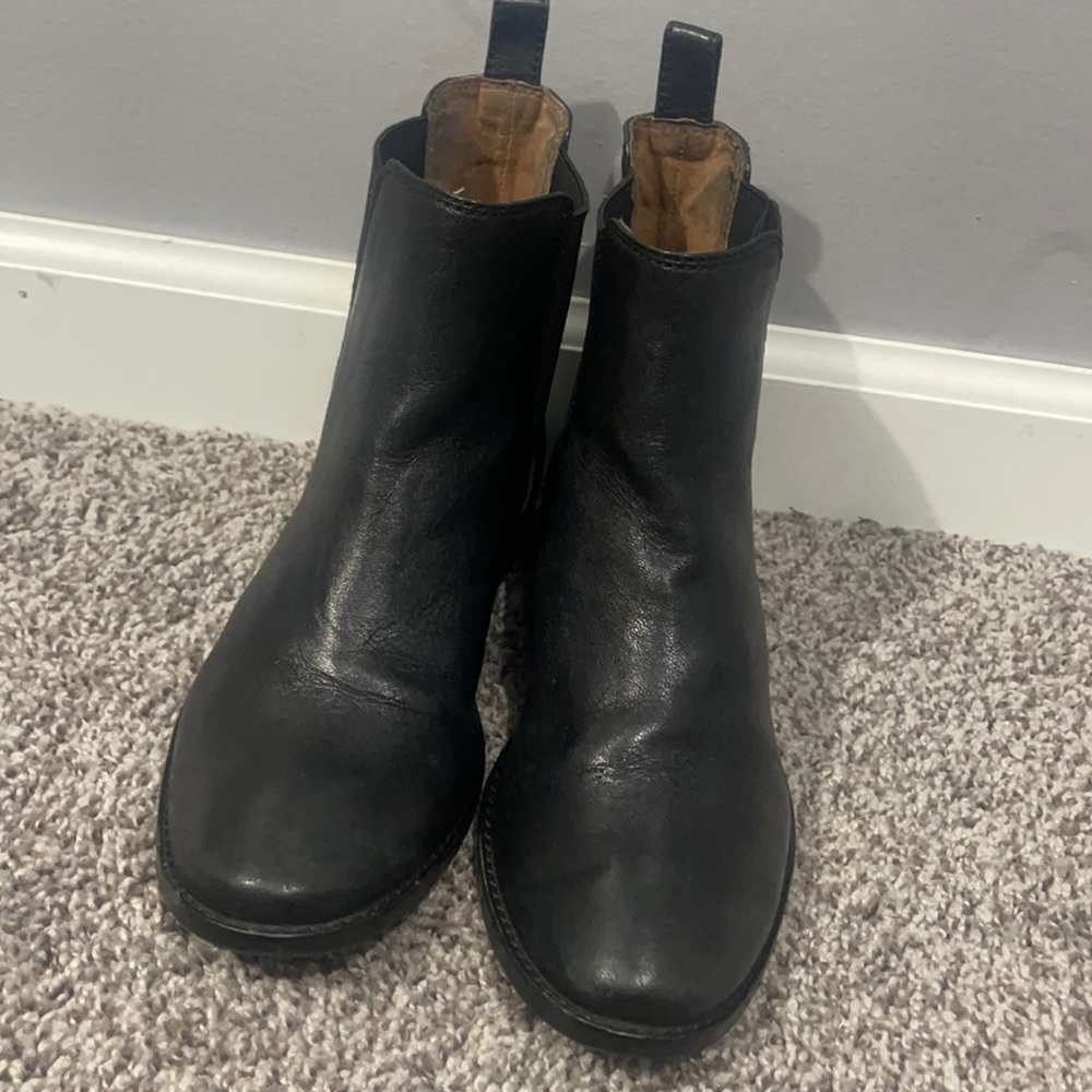 SOLD ON Ⓜ️ Great condition Frye Carly Chelsea Boot